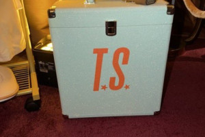 Название вступительной композиции «Судьба Офелии» отсылает к смерти Офелии