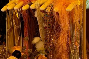 В песне «Wood"» образ красного дерева используется как двусмысленный намек на стук по дереву 