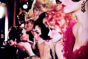 В тизере она демонстрирует размытую обложку альбома