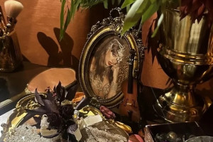 Хэли ЛеСэвидж из Marie Claire описала эстетику альбома как чувственную и искрящуюся