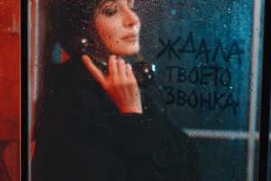 «Ждала твоего звонка»: Зара презентовала пронзительную песню и клип о любви длиною в жизнь