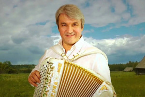 Каким был ваш первый баян? И сколько весит ваш концертный инструмент?Нужен ли хит музыканту.