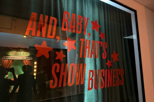 В США в чарте от 18 октября альбом The Life of a Showgirl дебютировал на первом месте BiLLboard 200 