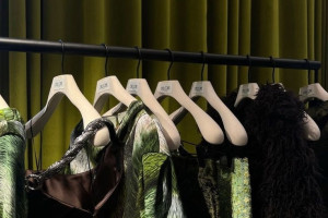 В Великобритании альбом The Life of a Showgirl продавался в первую неделю чарта рекордно быстро