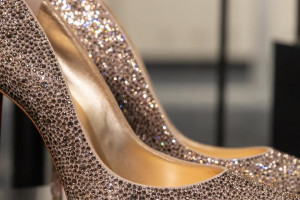 Части обложки разбивают тело Свифт на осколки