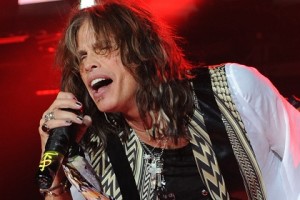 Лидер Aerosmith спел дуэтом с московским уличным музыкантом