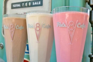 Музыкальное видео начинается в фойе театра Лос-Анджелеса