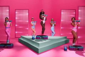 Затем Свифт изображается как блондинка-исполнительница бурлеска