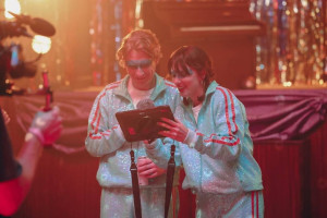 «Wood» описывается как песня в стиле синти-поп и диско