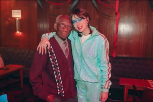 Слышно влияние Сабрины Карпентер — подруги Тейлор