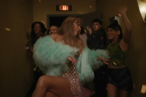 Композиция имитирует картину тела у кромки воды