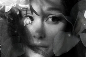 28 апреля Гранде представила свой восьмой студийный альбом
