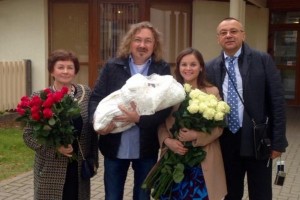 Игорь Николаев забрал жену и дочку из роддома
