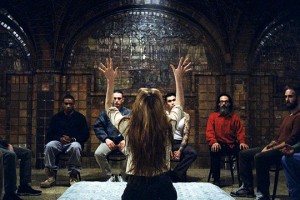 Религиозные образы и извивающиеся тела в новом клипе Florence + The Machine