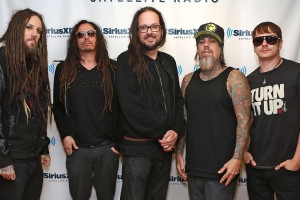 Фанат Korn сделал предложение своей девушке во время встречи с группой