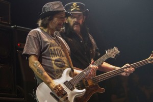 Гитарист Motorhead идет на поправку