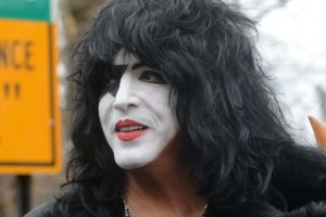 Пол Стэнли исполнил гимн в честь армии и ветеранов