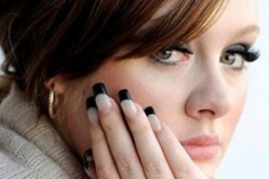 Пластинка Адель “25” продолжает возглавлять рейтинг альбомов Великобритании.