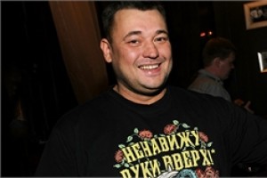 Тюменских ведущих заставили убирать снег из-за песни «Руки вверх»