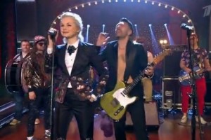Группа «Ленинград» исполнила песню про «лабутены» на Первом канале