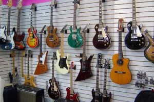 В Нью-Йорке на аукционе продадут более 300 гитар знаменитостей