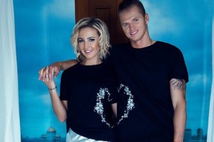 Ольга Бузова и Дмитрий Тарасов рекламируют футболки для влюбленных