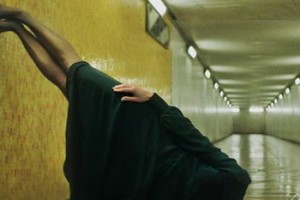 Розамунд Пайк попала в клип Massive Attack