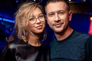 Дмитрий Ступка вышел в свет со своей невестой