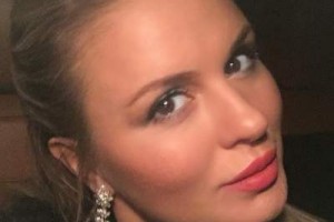 Анна Семенович надела платье с прозрачным декольте