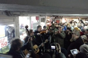 Борис Гребенщиков и " Аквариум" дали концерт в подземном переходе Омска.