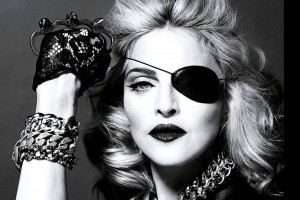Мадонна раздела фанатку прямо на сцене