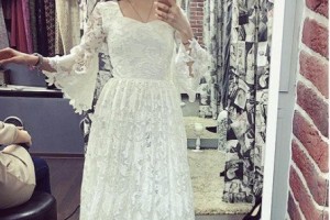 Сати Казанова снова примеряет свадебное платье.