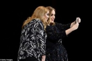 Адель сделала селфи со своим близнецом-фанаткой во время концерта 