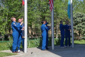 На Байконуре прошла церемония поднятия флагов государств - участников программы полета ТПК «Союз ТМА-04М»
