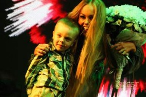 Певица Alyosha на концерте в Киеве показала своего сына