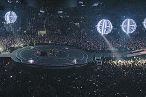 Дрон спикировал на зрителей на концерте Muse