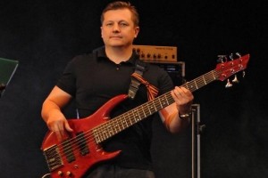После нападения, скончался бас-гитарист группы "Любэ" Павел Усанов