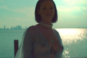 Рианна продемонстрировала грудь в новом клипе