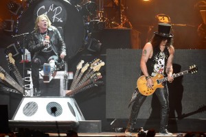 Guns N' Roses вынудили завершить концерты