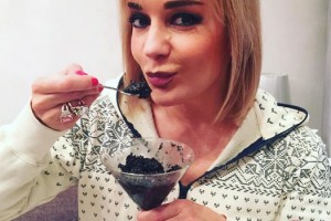 Татьяна Буланова ест черную икру ложками