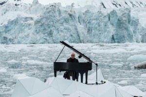 Итальянский композитор сыграл на айсберге ради спасения Арктики