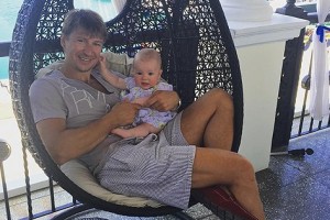 Алексей Ягудин показал свою 8-месячную дочь.