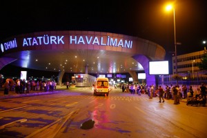 СМИ: в международном аэропорту Стамбула прогремели два взрыва
