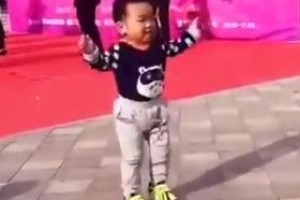 3-летний малыш затмил профессиональных танцоров (видео)