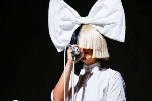 Певица Sia неожиданно показала лицо на концерте
