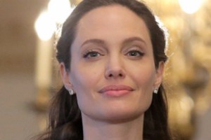 Поклонники Джоли считают, что актриса серьезно больна  