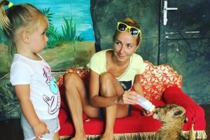 Татьяна Навка с дочкой кормили животных в сочинском зоопарке