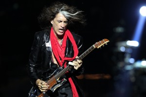 В Нью-Йорке госпитализирован гитарист Aerosmith, потерявший сознание на сцене  