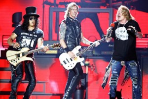 Guns N' Roses впервые исполняют «Sorry» со Слэшем и Даффом Маккаганом