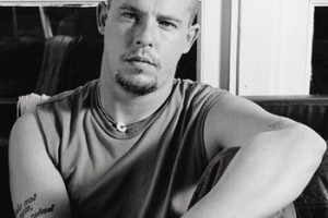 Alexander McQueen не поддерживает создание одежду из кожи Александра Маккуина